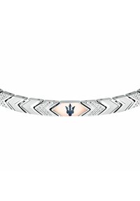 Bracciale in argento con un design a catena a maglie, caratterizzato da motivi a chevron e un elemento centrale in oro rosa che mostra un emblema blu.