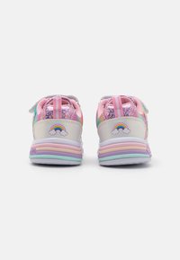 Dziecięce sneakersy w białym, różowym i pastelowych kolorach z akcentami brokatu, z tęczowym wzorem oraz warstwową, wielokolorową podeszwą.