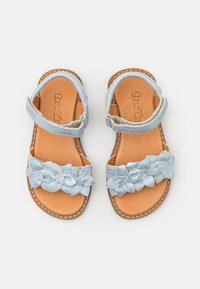 Lichtblauwe sandalen met een gestructureerde band met bloemachtige accenten, een verstelbare enkelband, en een voetbed van tanleer.