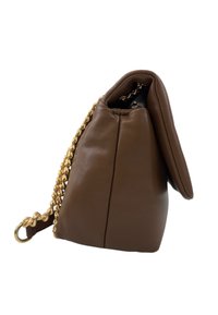 Borsa a mano in pelle marrone con chiusura a patta e tracolla in catena dorata, mostrata di lato su uno sfondo bianco.