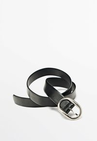Zwarte leren riem met een eenvoudige zilveren rechthoekige sluiting, met een gladde textuur en een ronde punt, gewikkeld op een witte achtergrond.