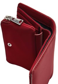 Kompaktowy, czerwony skórzany portfel częściowo otwarty, z widoczną zapinaną na zamek kieszonką na monety z metalowym uchwytem i wieloma kieszonkami na karty wewnątrz.