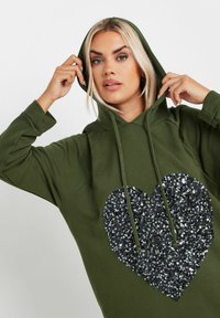 Yours Clothing SEQUIN EMBELLISHED HEART HOODIE - Vapaa-ajan mekko - khaki