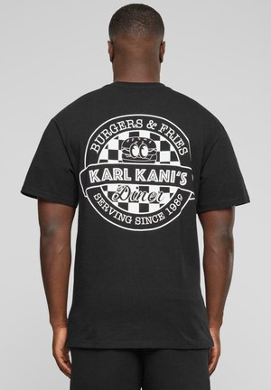 Svart bomull t-skjorte med hvit grafisk design på baksiden, som viser en diner-logo med et motiv av burger og pomfritter.