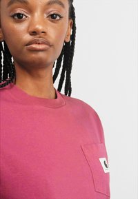 Carhartt WIP POCKET - T-shirt basic - dusty fuchsia
