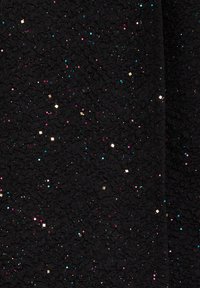 Svart texturerad tyg med flerfärgade paljetter i rosa, blått och guld spridda överallt, vilket skapar en glittrande effekt.