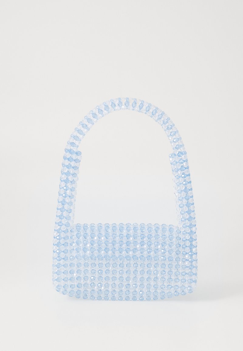 Modrá priehľadná kabelka vyrobená z prepojených korálikov, s pevným tvarom a krátkym rúčkom, hladkým povrchom a lesklým finišom.