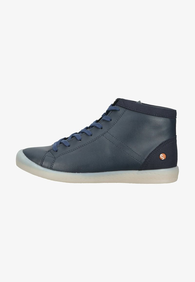 Marineblauwe leren hoge schoen met ronde neus, blauwe veters, witte rubberen zool en een klein oranje logo-accent op de hiel.