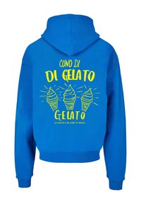 Modrá mikina s predným grafickým motívom, ktorý zobrazuje tri žlté zmrzlinové kornúty a text: "CONO DI GELATO" a "LA FELICITÀ È UN CONO DI GELATO."