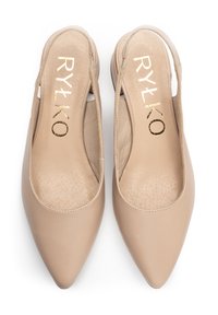 Bežiniai odiniai slingback batai su smailiu nosiu, turintys lygią tekstūrą ir minimalistinį dizainą. Auksinė logotipo detalė padais.
