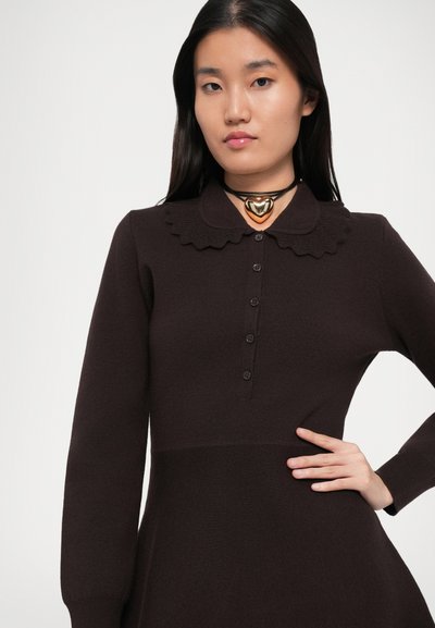 Robe pull marron foncé avec un col en dentelle, manches longues et boutons sur le devant. Texture lisse avec un corsage ajusté et une jupe évasée.
