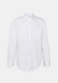 Witte lange mouwen overhemd met knopen en een puntige kraag, waarbij het plat tegen een witte achtergrond is weergegeven.