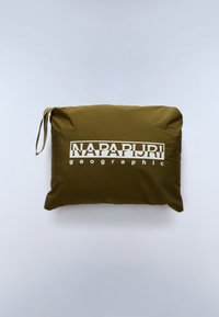 Piccola borsetta verde oliva della Napapijri Geographic con cerniera e cinturino laterale su sfondo grigio chiaro.