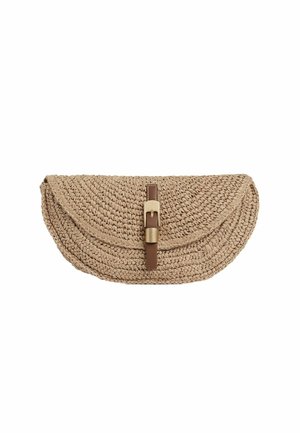 Geweven beige clutch tas met een halfcirkelvorm, overslagklep en een bruine leren band met gouden gesp.