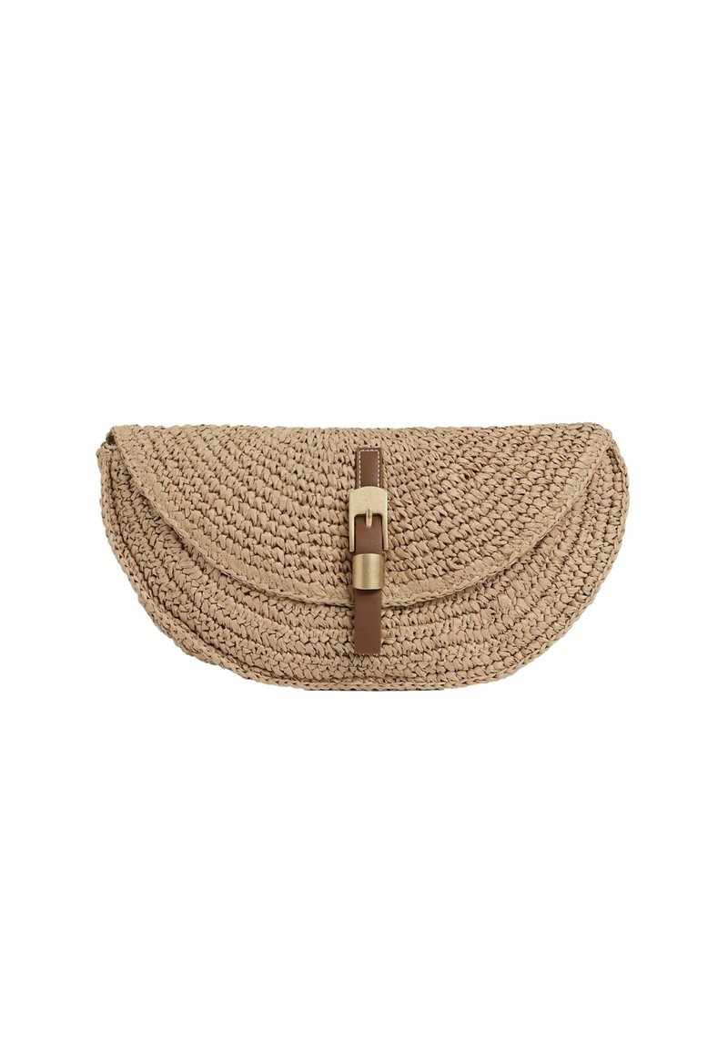 Pochette beige tissée en forme semi-circulaire, rabat pliant et bandoulière en cuir marron avec fermeture à boucle dorée.