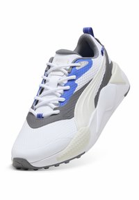 Άσπρο, γκρι και μπλε αθλητικό παπούτσι με υφή στη σόλα, λευκά κορδόνια, μαξιλαρωμένο γιακά και γλώσσα με ένδειξη μάρκας, γωνιακή λήψη που δείχνει το μπροστινό και το πλάι.