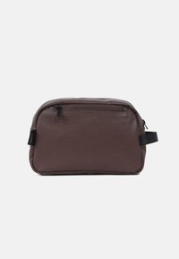 Braune kosmetische Tasche mit Reißverschluss, glatter Textur, runder Form und einem seitlichen Griff. Verfügt über eine Fronttasche mit schwarzem Reißverschluss.