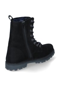 Stivaletto in suede nero con suola piatta e robusta, allacciatura frontale e cerniera laterale. Presenta lacci grigi e un rivestimento interno morbido.