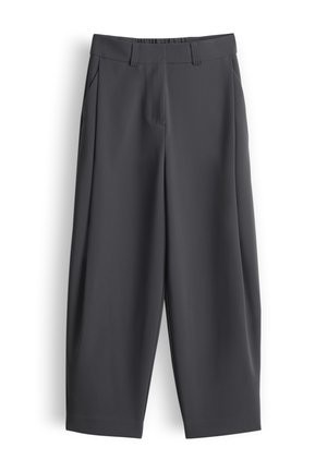 Dunkelgraue, weit geschnittene Hose mit Gürtelschlaufen, Seitentaschen und einer vorderen Bügelfalte, auf weißem Hintergrund präsentiert.
