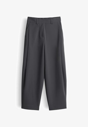 Dunkelgraue, weit geschnittene Hose mit Gürtelschlaufen, Seitentaschen und einer vorderen Bügelfalte, auf weißem Hintergrund präsentiert.