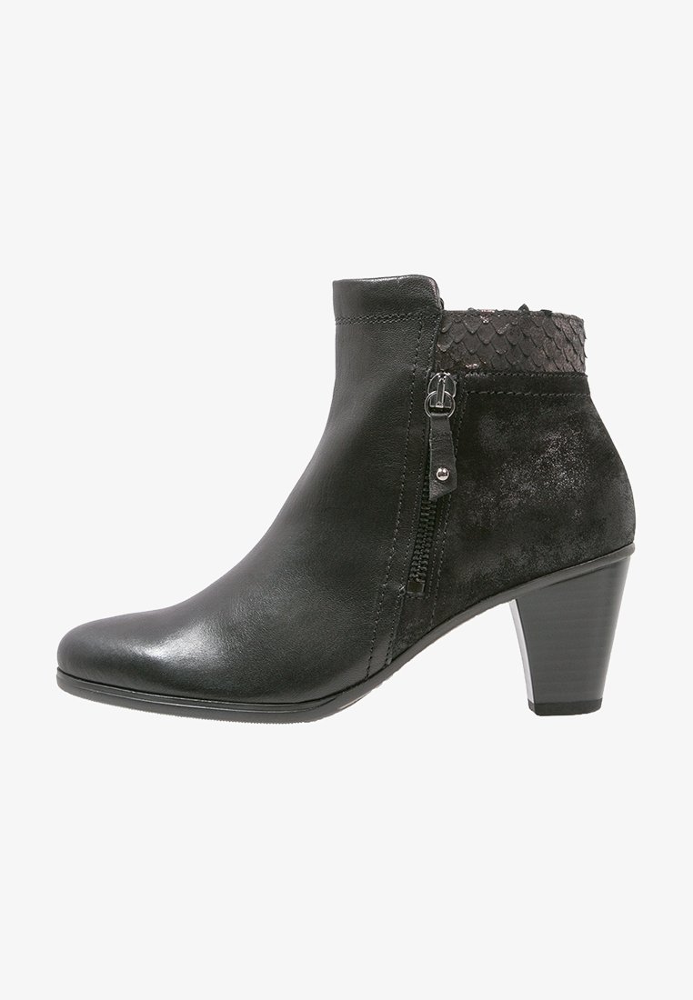 Bottine en cuir noir avec fermeture éclair latérale, détail texturé à l'arrière supérieur et talon moyen empilé.