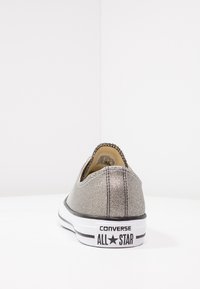 Trendy stříbrné plátěné tenisky s černým prošíváním, bílou gumovou podrážkou a černým logem All Star na patě. Nízký střih.
