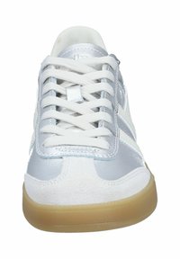 Silberne und weiße Sportsneaker mit einem Design aus Wildleder und Synthetik, ausgestattet mit Schnürsenkeln, einer strukturierten Sohle und seitlichen Streifen.