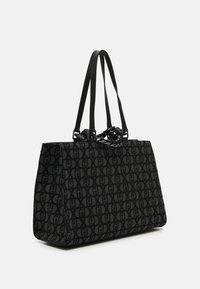 Borsa a tracolla nera con un motivo testurizzato, dotata di doppi manici e una forma strutturata. Dettaglio a catena distintivo alla chiusura.