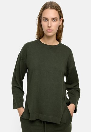 - Sweter