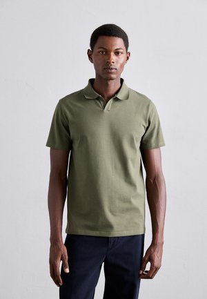 Olivengrøn polo t-shirt med flad strikket krave, korte ærmer og en lige skæring. Glat tekstur, lavet af bomuldsblanding.