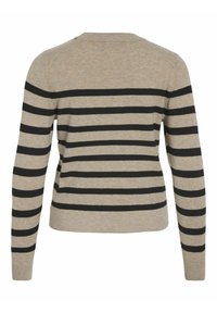 Pull en maille beige à manches longues avec des rayures horizontales noires sur le corps et les manches, col rond et poignets côtelés.