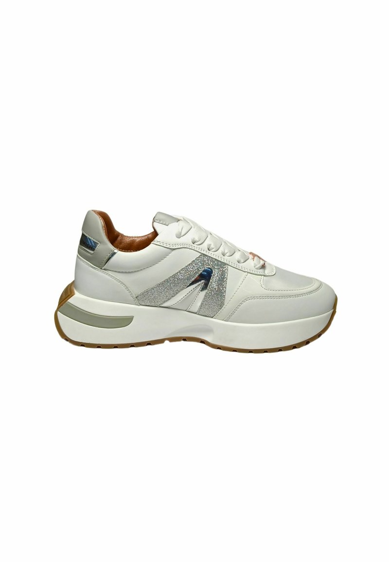 Witte leren sneaker met een gestructureerde zilveren glimmende accent en een blauwe detail. Beschikt over een dikke zool en platte veters. Ontworpen voor comfort.