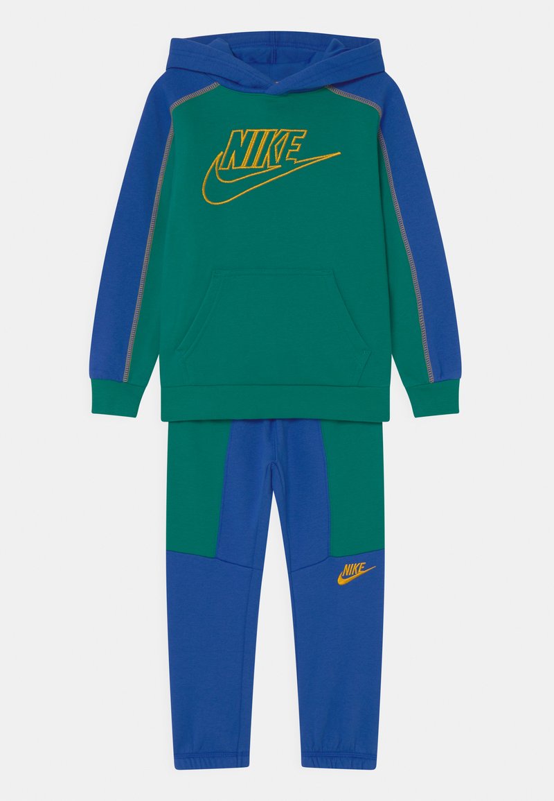 Chándal de Nike de dos piezas en verde y azul. La sudadera con capucha presenta un bolsillo frontal y un logo bordado; los pantalones tienen un diseño de bloques de color y un acento de logo.