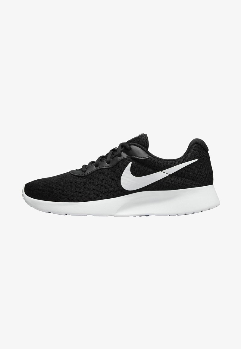 Chaussure de sport noire avec logo Nike swoosh blanc et semelle blanche, avec tige en mesh et fermeture à lacets.