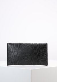 Musta clutch-laukku, jossa on teksturoitu käärmeennahkakuosi, suorakulmainen muoto ja sileä nahkapinta. Ei näkyvää metalliosaa tai koristeita.