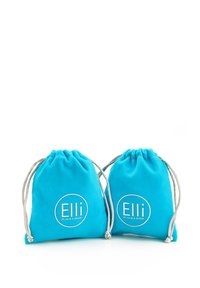 Due piccole borse azzurre con cordoncino, realizzate in tessuto morbido, presentano un logo circolare bianco con il testo "Elli by Julie & Grace."