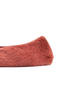 Faux fur produkt i rosa farve; har en blød, luftig tekstur og afrundet kantdesign, der forbedrer den taktile appel.