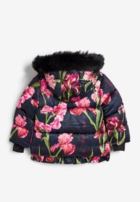Chaqueta tipo puff con un estampado floral de lirios rosas sobre un fondo oscuro. Presenta una capucha de peluche sintético y puños elásticos. Diseño acolchado.