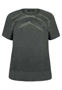 Šedé tričko s krátkým rukávem vyrobené z měkké látky, s texturovaným designem a aplikacemi v podobě hřebíčků na hrudi a volným střihem.