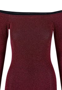 Robe bordeaux à épaules dénudées avec manches longues et tissu à finition métallique subtile.