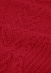 Rode gebreide stof met een textuur van kabelpatroon, een gladde oppervlakte en wisselende dikte in het garen die een gelaagd effect creëert.