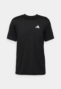 Camiseta deportiva negra hecha de tejido que absorbe la humedad, con mangas cortas y un pequeño logo blanco en la parte superior izquierda del pecho.