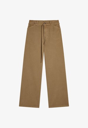 Brązowe spodnie z szerokimi nogawkami wykonane z wytrzymałego materiału, z paskiem do przewiązania, pięcioma kieszeniami oraz metalowym zapięciem dla bezpiecznego zamknięcia.