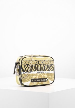 Petit sac bandoulière rectangulaire Versace Jeans avec un imprimé baroque et zèbre en or, noir et blanc, et une chaîne dorée.