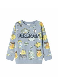 Svetlo modra dukserica s ponavljajočim se tiskom Pokémonov, vključno s Pikachu in Squirtlom, z rebrastimi manžetami in okroglim izrezom.