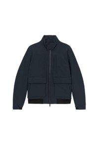 Giacca blu navy con colletto alto, due ampi taschini frontali, chiusura con zip e dettagli neri all'orlo e ai polsini.