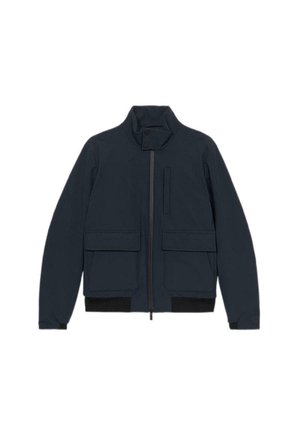 Granatowa kurtka z wysokim kołnierzem, dwoma dużymi kieszeniami z przodu, zapięciem na zamek oraz czarnymi akcentami na dolnej krawędzi i mankietach.