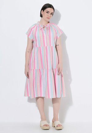 Ulla Popken PASTEL STRIPED SHORT SLEEVE FLOUNCE DRESS - Hverdagskjole - soft pink