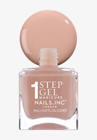 Nagellack i en klar glasflaska med ett runt, rosa lock. Etiketten läser "1 STEP GEL MANICURE NAILS.INC LONDON" i vitt. 14 ml kapacitet.