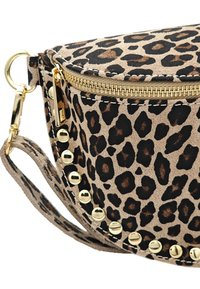 Sac en croisé au motif léopard en daim doux avec fermeture éclair, quincaillerie et accents cloutés dorés sur le côté pour un détail supplémentaire.